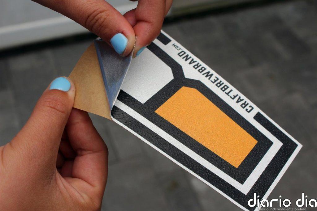 Adiós a los restos de pegatina: cómo quitar el pegamento en segundos