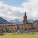 Adjudicadas por 231.637 euros las obras de restauración de la cubierta y vitrales de la iglesia del Monasterio de Yuso