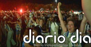 Aficionados de la Real Sociedad celebran a lo grande la conquista de la Copa del Rey