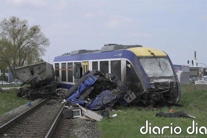 Al menos un muerto y 21 heridos tras chocar un tren con un camión en un paso a nivel en Eslovaquia