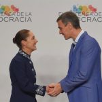 Albares entrega en persona a Sheinbaum la invitación para que asista a la Cumbre Iberoamericana en Madrid