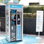 Aldeas Infantiles SOS instala una cabina telefónica para reivindicar que los hermanos en acogimiento crezcan juntos