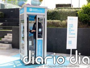 Aldeas Infantiles SOS instala una cabina telefónica para reivindicar que los hermanos en acogimiento crezcan juntos