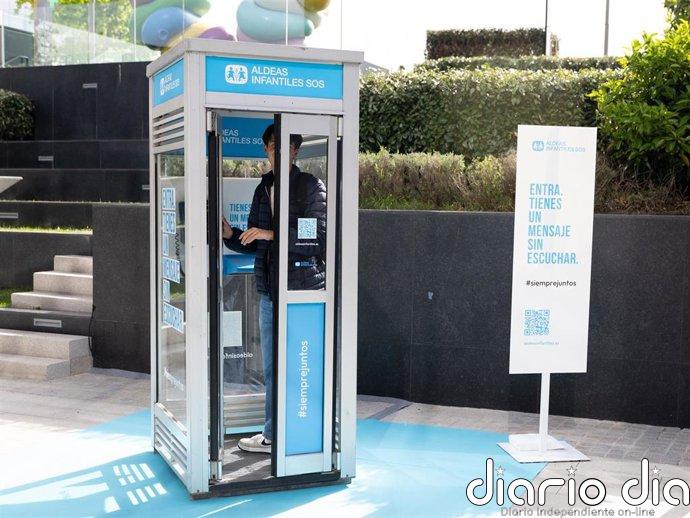 Aldeas Infantiles SOS instala una cabina telefónica para reivindicar que los hermanos en acogimiento crezcan juntos