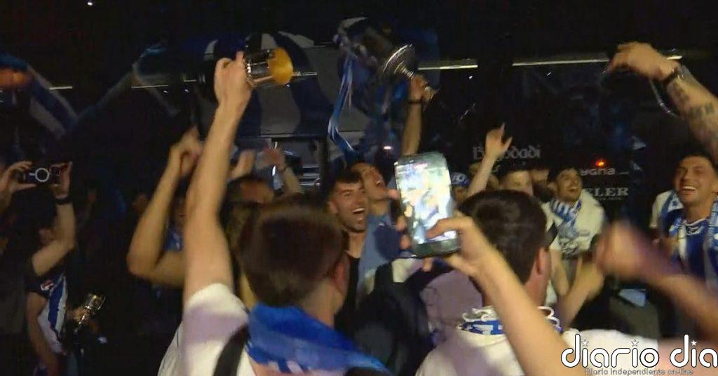 Alegría desatada de los jugadores de la Real al llegar al hotel con la Copa del Rey