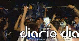 Alegría desatada de los jugadores de la Real al llegar al hotel con la Copa del Rey