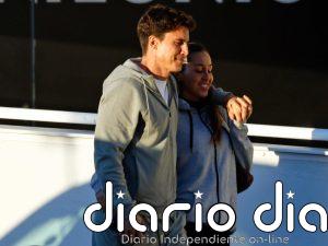 Álex González felicita a Carla Virgó con un apasionado beso en redes sociales