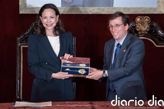 Almeida pone de ejemplo la Transición ante Mª Corina Machado: "Después de la noche oscura siempre llega la luz"