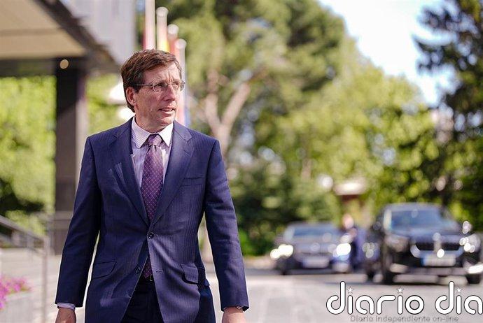 Almeida se apoya en servicios técnicos para defender que tapia del cementerio de Almudena no es lugar de memoria