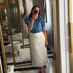 Ana Milán enseña cómo llevar la falda recta esta primavera a cualquier edad