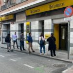 Andrés tarda una hora en presentar su solicitud de regularización en una oficina de Correos de Madrid con nula afluencia