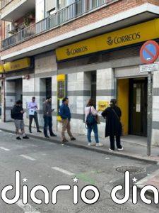 Andrés tarda una hora en presentar su solicitud de regularización en una oficina de Correos de Madrid con nula afluencia