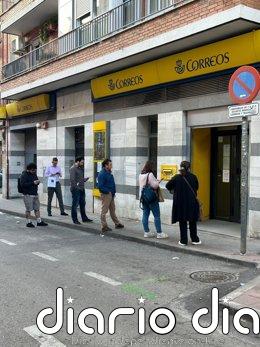 Andrés tarda una hora en presentar su solicitud de regularización en una oficina de Correos de Madrid con nula afluencia