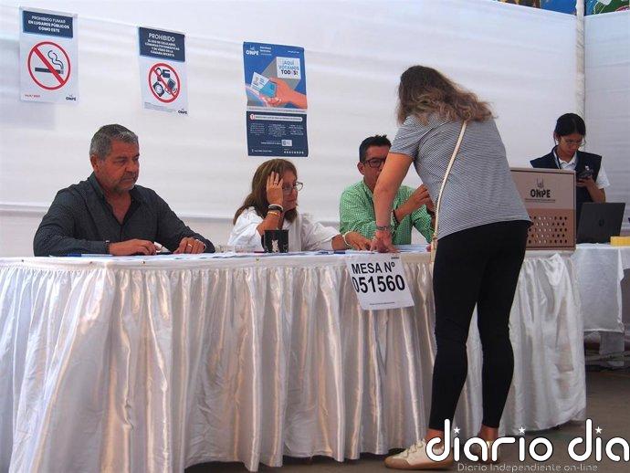 Aplazan una hora el cierre de urnas en Perú por retrasos en la entrega de material electoral
