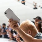 Apple es líder en el sector de móviles, pero Tim Cook pide dejar los 'smartphones' y salir más a la naturaleza