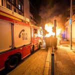 Arden tres contenedores y dos coches resultan dañados esta noche en Vallecas
