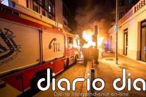 Arden tres contenedores y dos coches resultan dañados esta noche en Vallecas