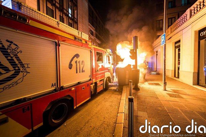 Arden tres contenedores y dos coches resultan dañados esta noche en Vallecas