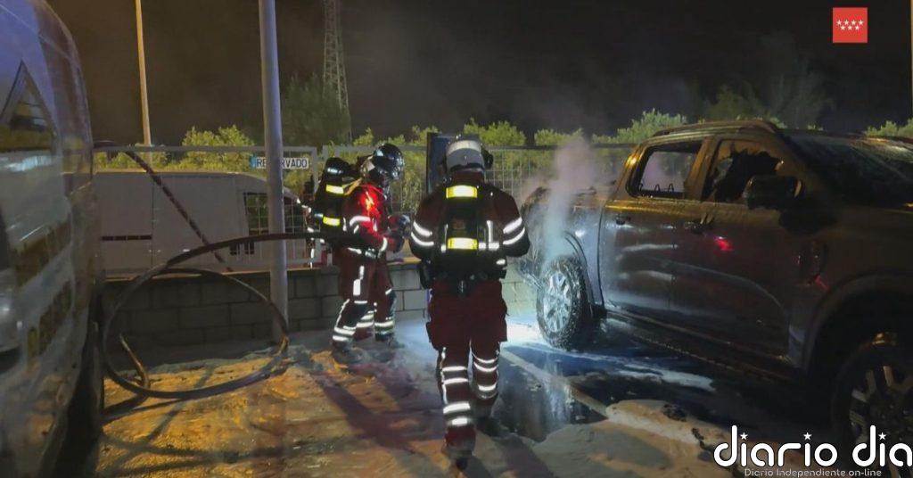 Arden tres vehículos en un concesionario de Leganés