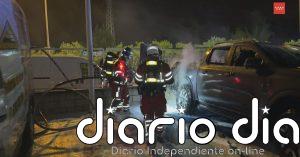 Arden tres vehículos en un concesionario de Leganés