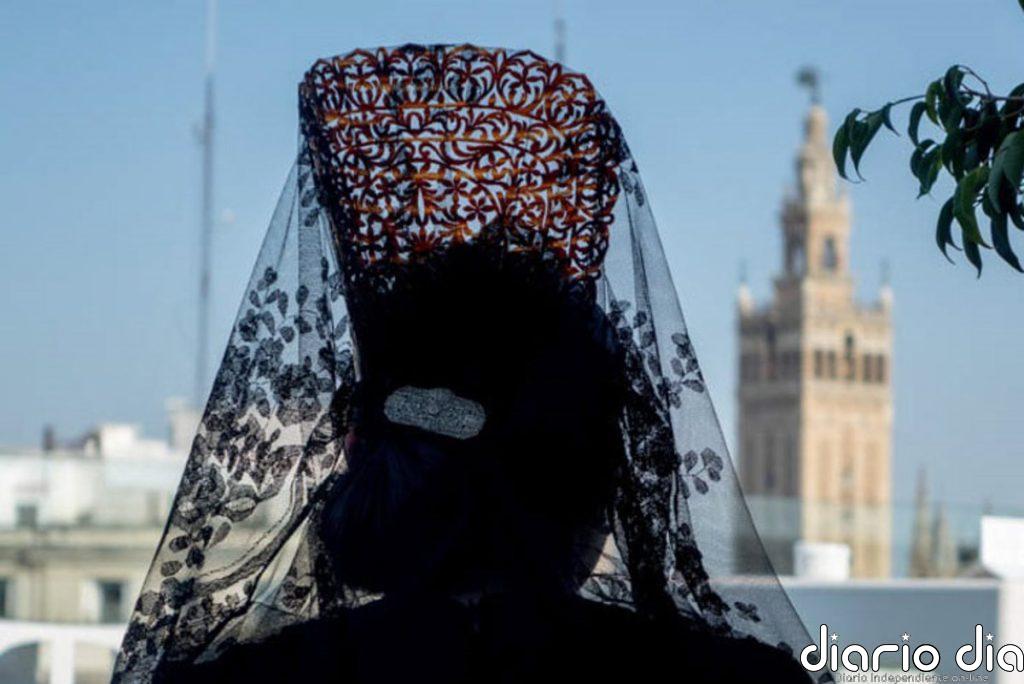 Artesanos extremeños elaboran mantillas y peinetas "únicas" para la Semana Santa