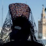 Artesanos extremeños elaboran mantillas y peinetas "únicas" para la Semana Santa