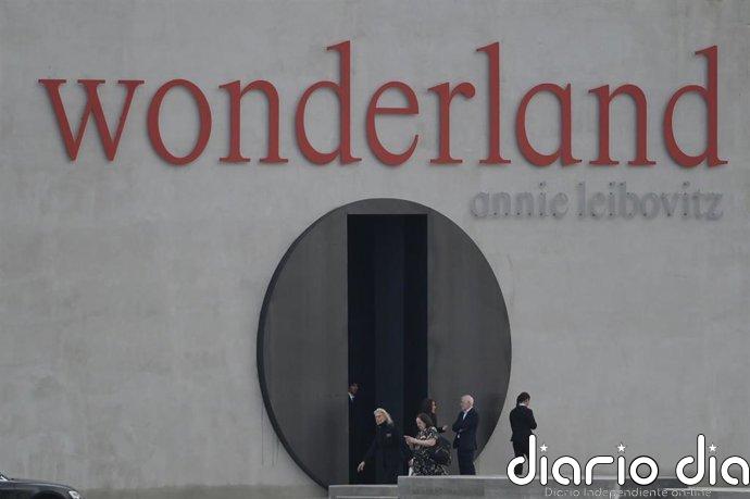 Avilés organiza viajes gratuitos para visitar exposiciones de Annie Leibovitz y Yoko Ono en A Coruña y León