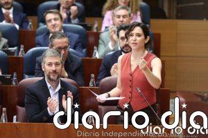 Ayuso acusa a Vox de tratar "como escoria" a los inmigrantes cada pleno "sembrando inquietud y culpabilidad"