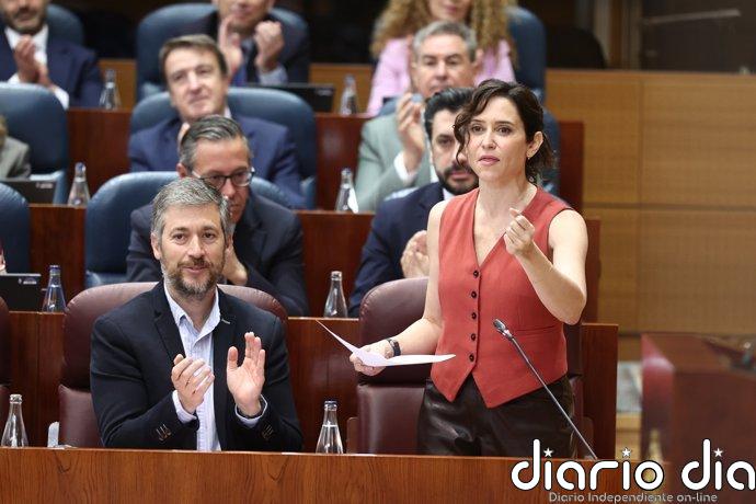 Ayuso acusa a Vox de tratar "como escoria" a los inmigrantes cada pleno "sembrando inquietud y culpabilidad"