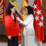 Ayuso impone la Medalla de Oro a María Corina Machado mientras "socialismo del siglo XXI está de guateque en Barcelona"