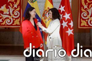 Ayuso impone la Medalla de Oro a María Corina Machado mientras "socialismo del siglo XXI está de guateque en Barcelona"