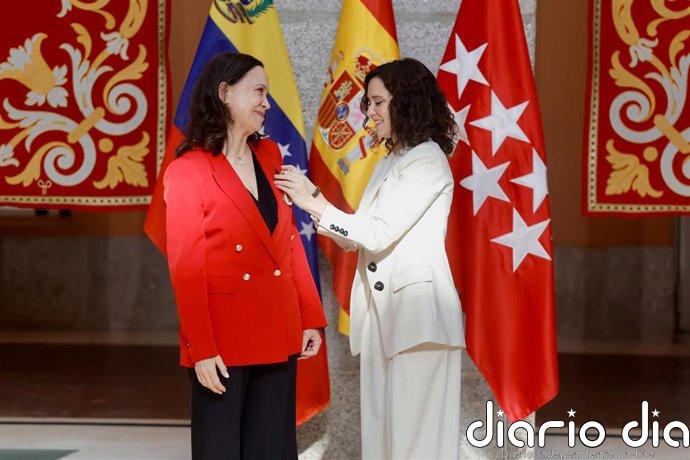 Ayuso impone la Medalla de Oro a María Corina Machado mientras "socialismo del siglo XXI está de guateque en Barcelona"