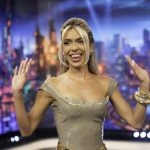 Bad Gyal redefine el color 'nude' en 'El Hormiguero' con un vestido que manifiesta una sensualidad pulida