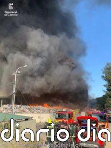 Bomberos continúan trabajando en el incendio declarado en una planta de reciclaje en Onda