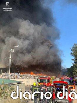 Bomberos continúan trabajando en el incendio declarado en una planta de reciclaje en Onda
