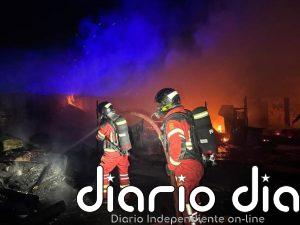 Bomberos de la Comunidad de Madrid sofocan un incendio en siete infraviviendas de Fuenlabrada esta madrugada