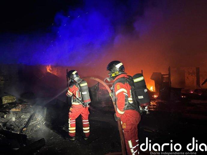 Bomberos de la Comunidad de Madrid sofocan un incendio en siete infraviviendas de Fuenlabrada esta madrugada