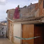 Bomberos de la Diputación de Teruel retiran un tejado de chapa en riesgo por el viento en Albalate