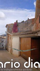 Bomberos de la Diputación de Teruel retiran un tejado de chapa en riesgo por el viento en Albalate