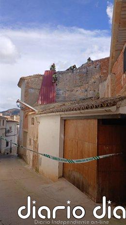 Bomberos de la Diputación de Teruel retiran un tejado de chapa en riesgo por el viento en Albalate