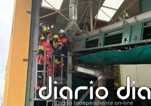 Bomberos de Santander rescatan a un hombre accidentado en una empresa de Candina