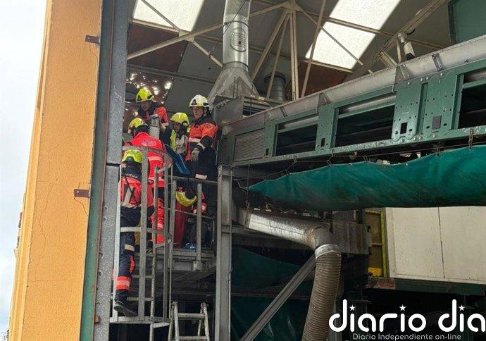 Bomberos de Santander rescatan a un hombre accidentado en una empresa de Candina