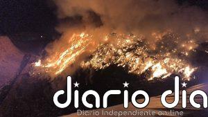 Bomberos del CEIS Rioja siguen trabajando en extinguir el incendio de un vertedero en Nájera