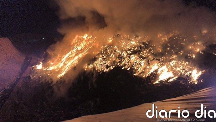 Bomberos del CEIS Rioja siguen trabajando en extinguir el incendio de un vertedero en Nájera