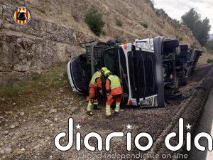 Bomberos intervienen en un accidente en Almansa tras salirse de la vía un vehículo