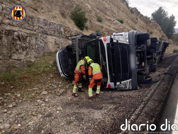 Bomberos intervienen en un accidente en Almansa tras salirse de la vía un vehículo