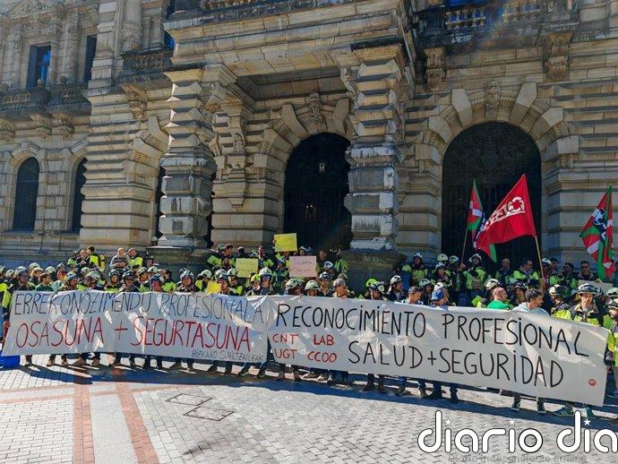 Bomberos se movilizan ante la Diputación de Bizkaia para reclamar un "convenio digno"