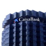 CaixaBank movilizó unos 500 voluntarios por Sant Jordi para repartir rosas en residencias catalanas