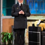 Candela Peña vuelve a conquistar 'La Revuelta' con un look masculino cargado de carácter y personalidad