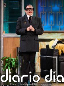 Candela Peña vuelve a conquistar 'La Revuelta' con un look masculino cargado de carácter y personalidad